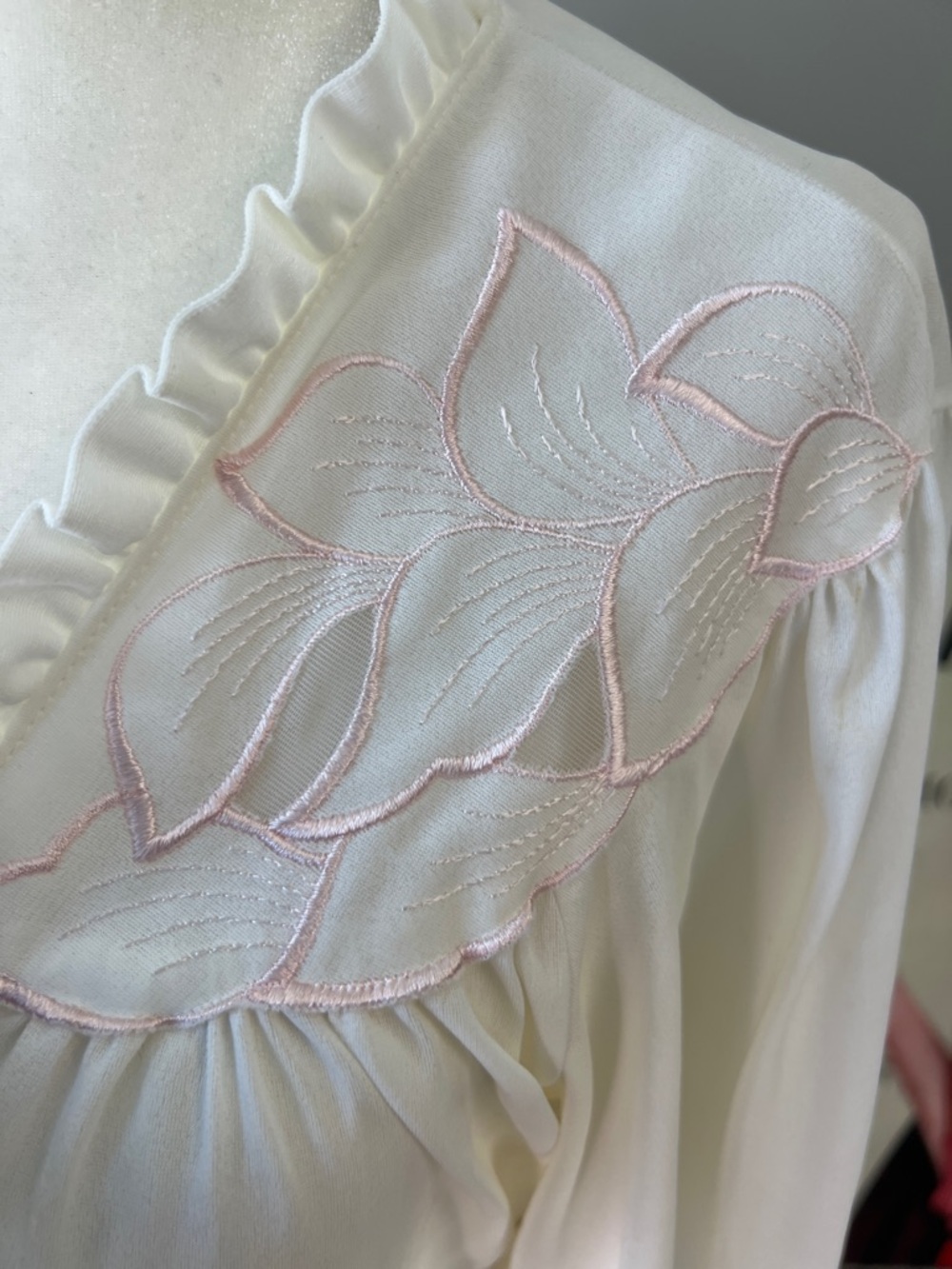 Vintage 1980s Miss Elaine Cream nylon Robe Pink Embroidered Yoke half sleeves - Picture 4 of 7